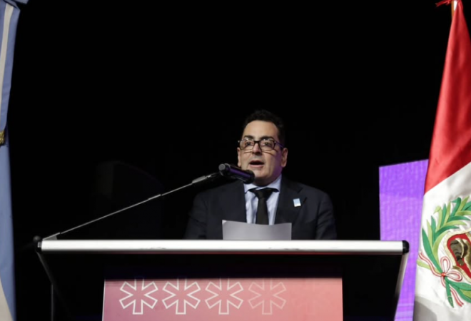 Abuchearon Cifelli en la Feria del Libro y se defendió: "¿Lo arreglaron ustedes lo de YPF o Milei?"