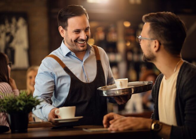 Cómo impactó el aumento del salario mínimo para trabajadores de restaurantes en California, según un informe