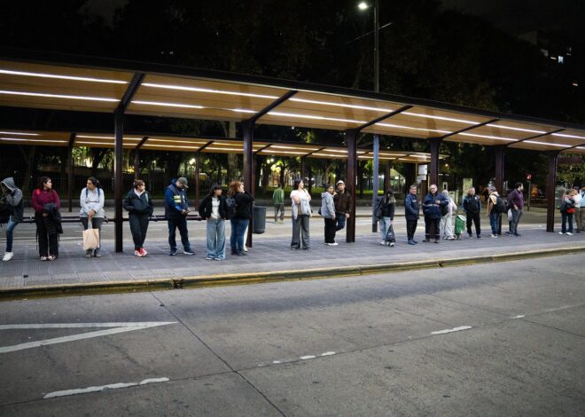 Así viven los usuarios de colectivos la medida de fuerza de la UTA en las principales estaciones del AMBA