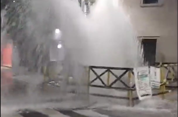 Se rompió un caño de agua en Recoleta: cortaron el servicio y el tránsito está cerrado Se rompió un caño de agua en Recoleta: cortaron el servicio y el tránsito está cerrado