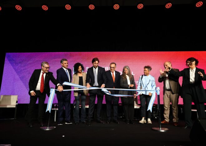 Silbidos, reclamos y tensión en la apertura de la Feria del Libro 2026