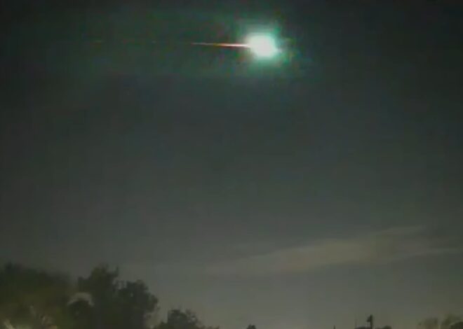 El video del momento exacto en que un bólido iluminó el cielo en Buenos Aires y causó sorpresa El video del momento exacto en que un bólido iluminó el cielo en Buenos Aires y causó sorpresa
