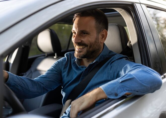 La psicología dice que  las personas que manejan con el codo por fuera del auto son demasiado confiados para conducir