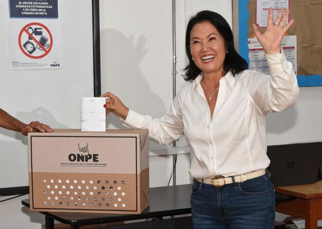 Perú reabrirá la votación tras una caótica jornada electoral, con Keiko Fujimori a la delantera Perú reabrirá la votación tras una caótica jornada electoral, con Keiko Fujimori a la delantera