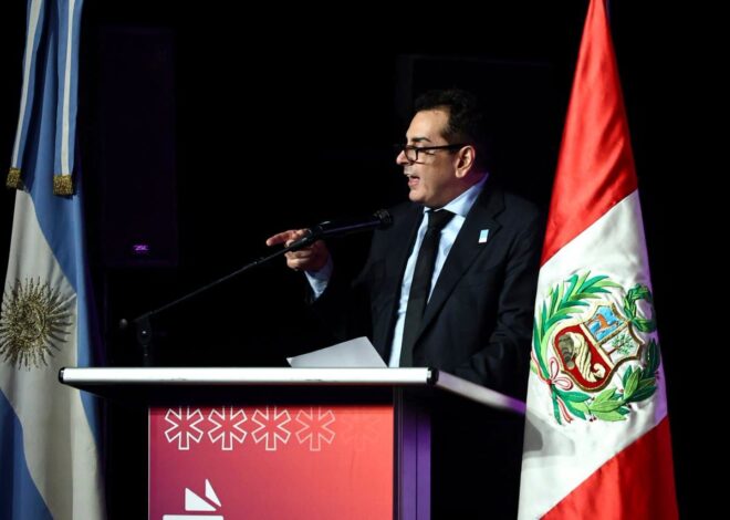 Abucheos, aplausos y reacciones durante el discurso de Cifelli en la Feria del Libro: “No vinimos a realizar marketing cultural”