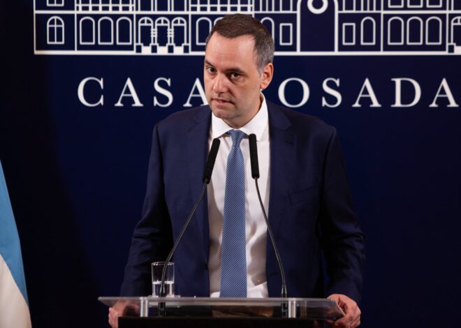 Manuel Adorni recibió siete veces en la Casa Rosada a la escribana que avaló las compras del departamento en Caballito y la casa del country Manuel Adorni recibió siete veces en la Casa Rosada a la escribana que avaló las compras del departamento en Caballito y la casa del country