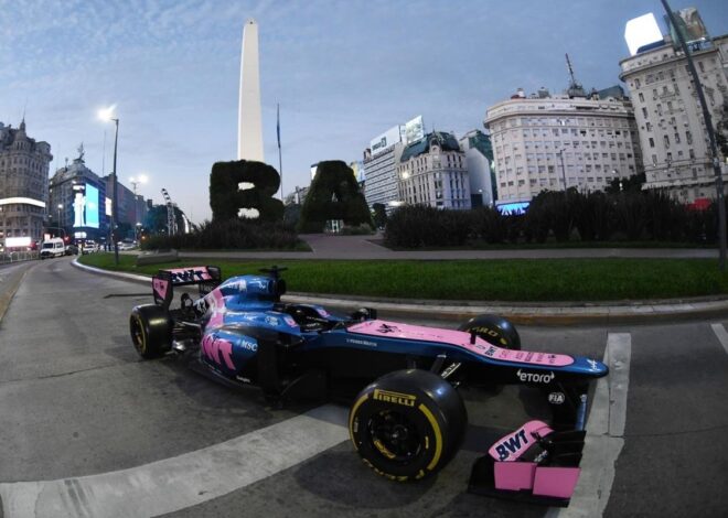 El Lotus E20 que manejará Franco Colapinto pasó por el Obelisco de Buenos Aires
