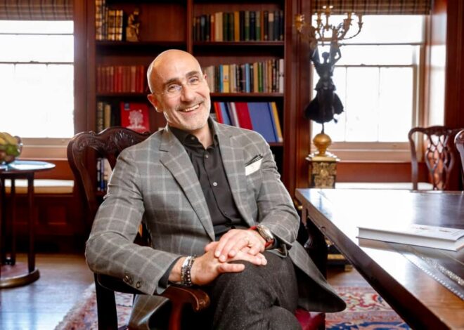 Arthur Brooks, experto de Harvard: “Las personas más felices son las que nunca dejan de aprender por pura curiosidad” Arthur Brooks, experto de Harvard: “Las personas más felices son las que nunca dejan de aprender por pura curiosidad”