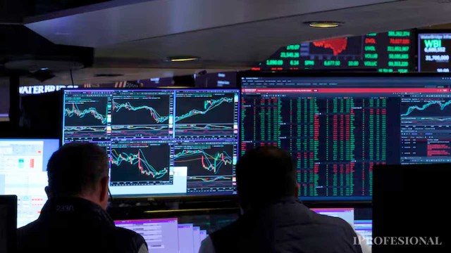 Caen bonos y acciones argentinas en Wall Street con el riesgo país arriba de 500 puntos