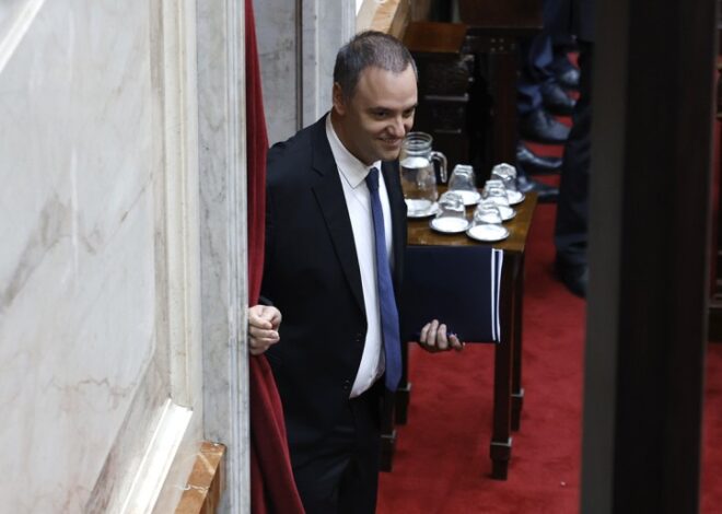 Ahora revelan que el padre de Adorni también recurrió a dos jubiladas prestamistas para conseguir plata