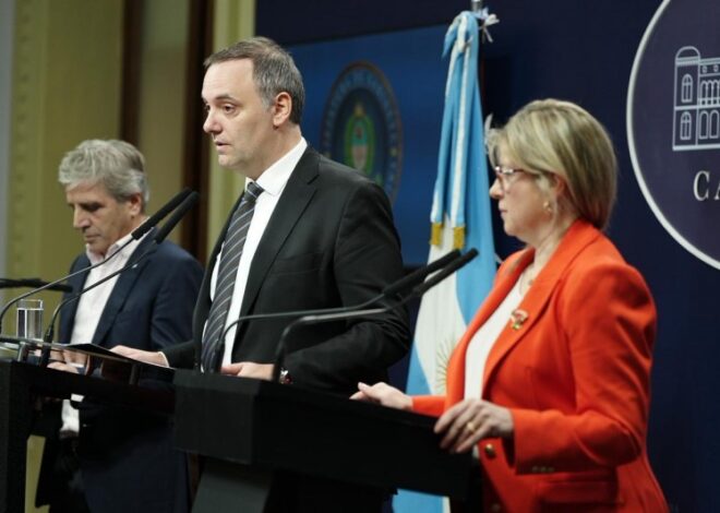 Adorni armó una conferencia de prensa, pero no dejó que le pregunten y prohibió que se hable del escándalo