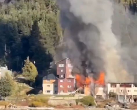 Un gran incendio arrasa con un tradicional hotel de Bariloche frente al lago Nahuel Huapi Un gran incendio arrasa con un tradicional hotel de Bariloche frente al lago Nahuel Huapi