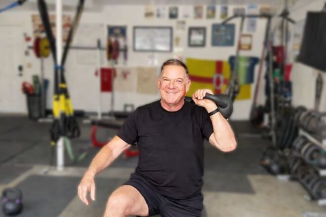 Dan John, atleta, entrenador e impulsor del método: “Si todo lo que pudiera hacer fuera un movimiento sería la caminata del granjero”