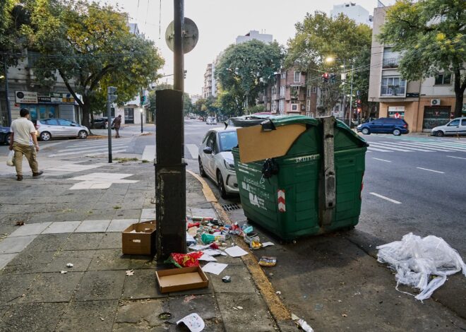 Contenedores colapsados: el desborde de basura ya es parte del paisaje en los cinco barrios porteños con más reclamos