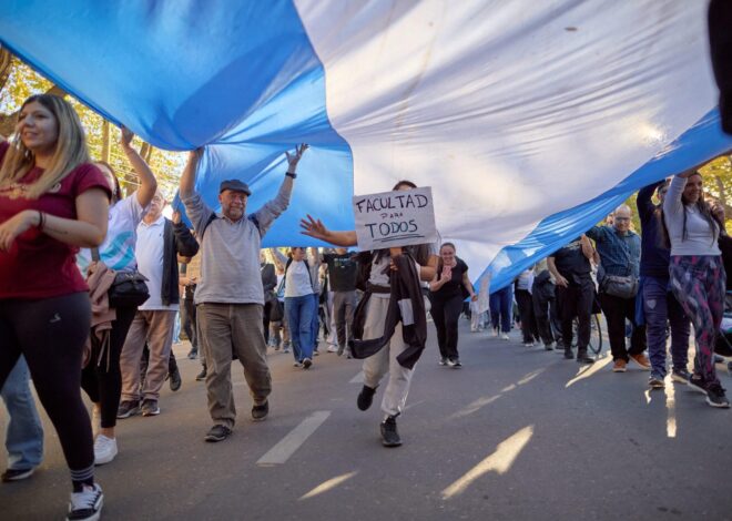 Las mejores fotos de la masiva marcha en favor de la universidad pública