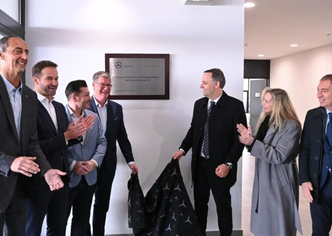 Sin alusiones a su situación judicial, Adorni inauguró una planta de Mercedes Benz acompañado por Karina Milei