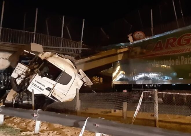 Perdió el control del camión en la ruta 9, chocó contra un puente y lo derribó Perdió el control del camión en la ruta 9, chocó contra un puente y lo derribó
