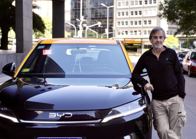 La historia del primer taxista que se animó a comprarse un auto eléctrico para trabajar