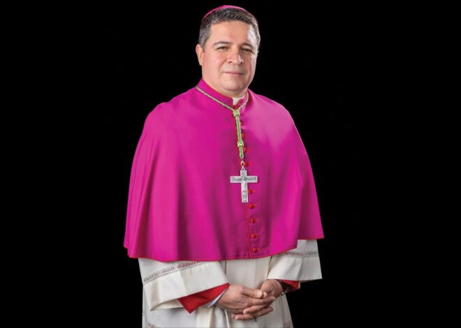 Entró oculto en un auto a EE.UU. y ahora desafía a Trump: la historia del obispo salvadoreño nombrado por el Papa