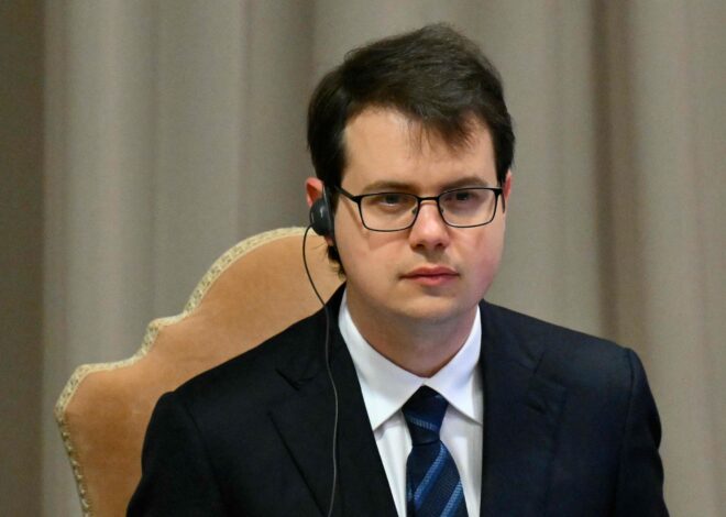 Chris Olah, el joven gurú de la IA que acompañó a León XIV en una presentación histórica Chris Olah, el joven gurú de la IA que acompañó a León XIV en una presentación histórica