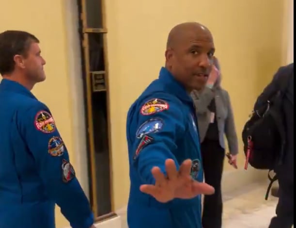 Un hombre increpó a la tripulación de la misión Artemis II en el Capitolio: “Dejen de mentir, nunca fueron al espacio” Un hombre increpó a la tripulación de la misión Artemis II en el Capitolio: “Dejen de mentir, nunca fueron al espacio”