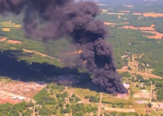 Un incendio en una planta de reciclaje de plástico en Estados Unidos generó una densa columna de humo