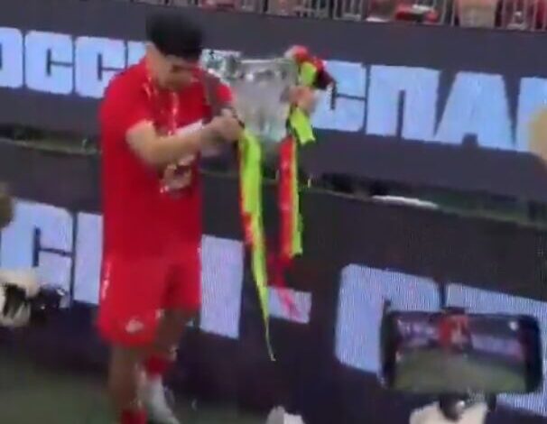 El insólito blooper de Pablo Solari en Rusia: rompió el trofeo en pleno festejo El insólito blooper de Pablo Solari en Rusia: rompió el trofeo en pleno festejo