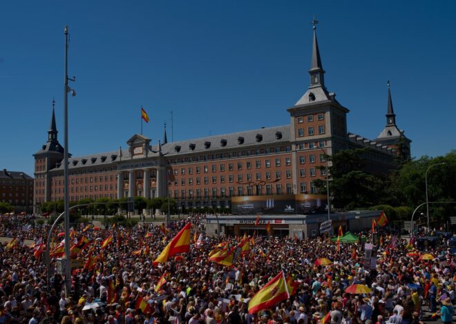 Una multitud se manifestó en las calles de Madrid para pedir la renuncia de Pedro Sánchez Una multitud se manifestó en las calles de Madrid para pedir la renuncia de Pedro Sánchez