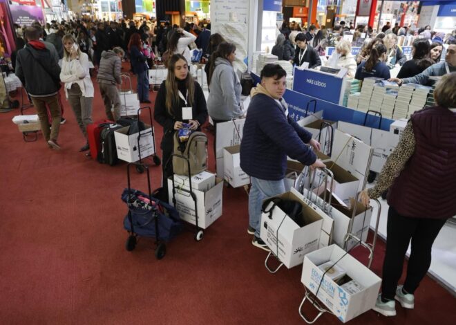 Bibliotecarios del todo el país llegan a la Feria del Libro para comprar con 50% de descuento Bibliotecarios del todo el país llegan a la Feria del Libro para comprar con 50% de descuento