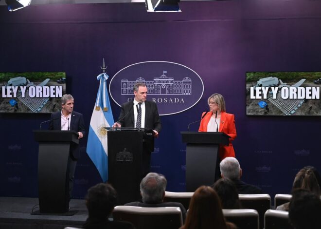 Adorni dio una conferencia de prensa sin alusiones a su situación judicial y Caputo se molestó por una pregunta