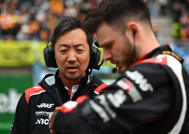 Komatsu molesto por el "puto rumor de mierda" sobre la posible salida de Ocon de Haas Komatsu molesto por el "puto rumor de mierda" sobre la posible salida de Ocon de Haas