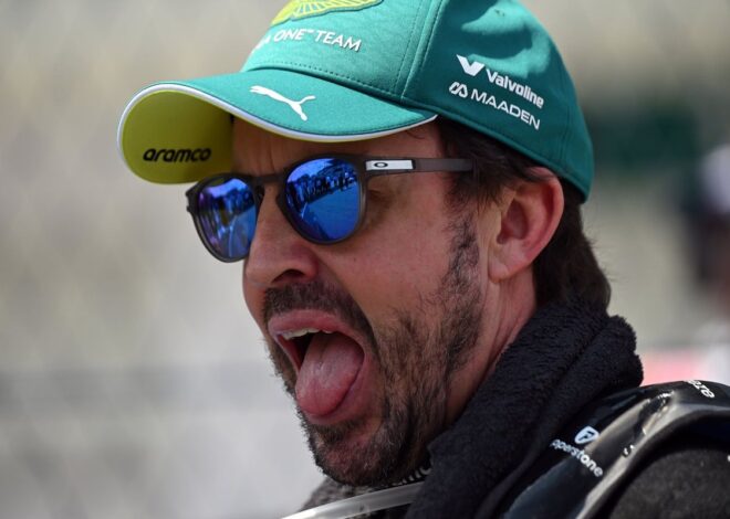 ¿Silla de bebé en un auto de 12 MDD? El curioso estreno de Fernando Alonso ¿Silla de bebé en un auto de 12 MDD? El curioso estreno de Fernando Alonso