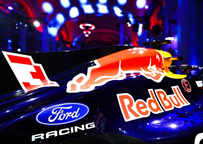 Por qué a Ford 'le encanta la idea del V8' en F1 mientras cambia su estrategia de coches de calle Por qué a Ford 'le encanta la idea del V8' en F1 mientras cambia su estrategia de coches de calle