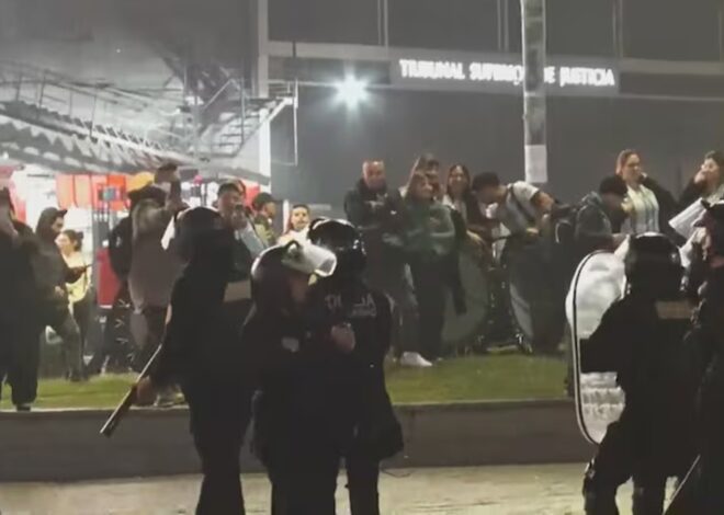 Incidentes en el Obelisco en la despedida del Indio Solari: la Policía desplazó a los manifestantes Incidentes en el Obelisco en la despedida del Indio Solari: la Policía desplazó a los manifestantes