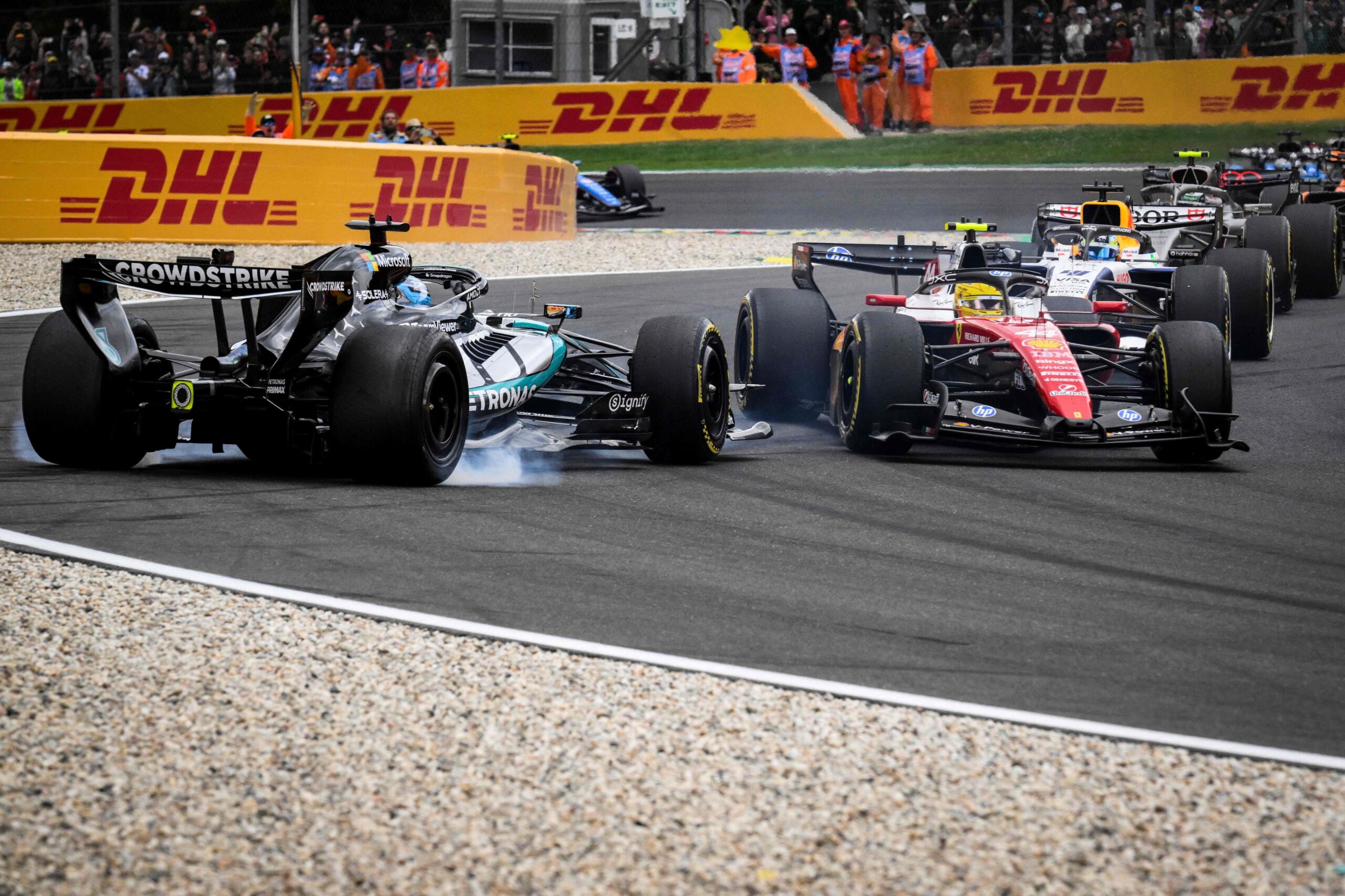 La accidentada largada en el GP de Bélgica: George Russell quedó afuera tras un toque con Hamilton La accidentada largada en el GP de Bélgica: George Russell quedó afuera tras un toque con Hamilton