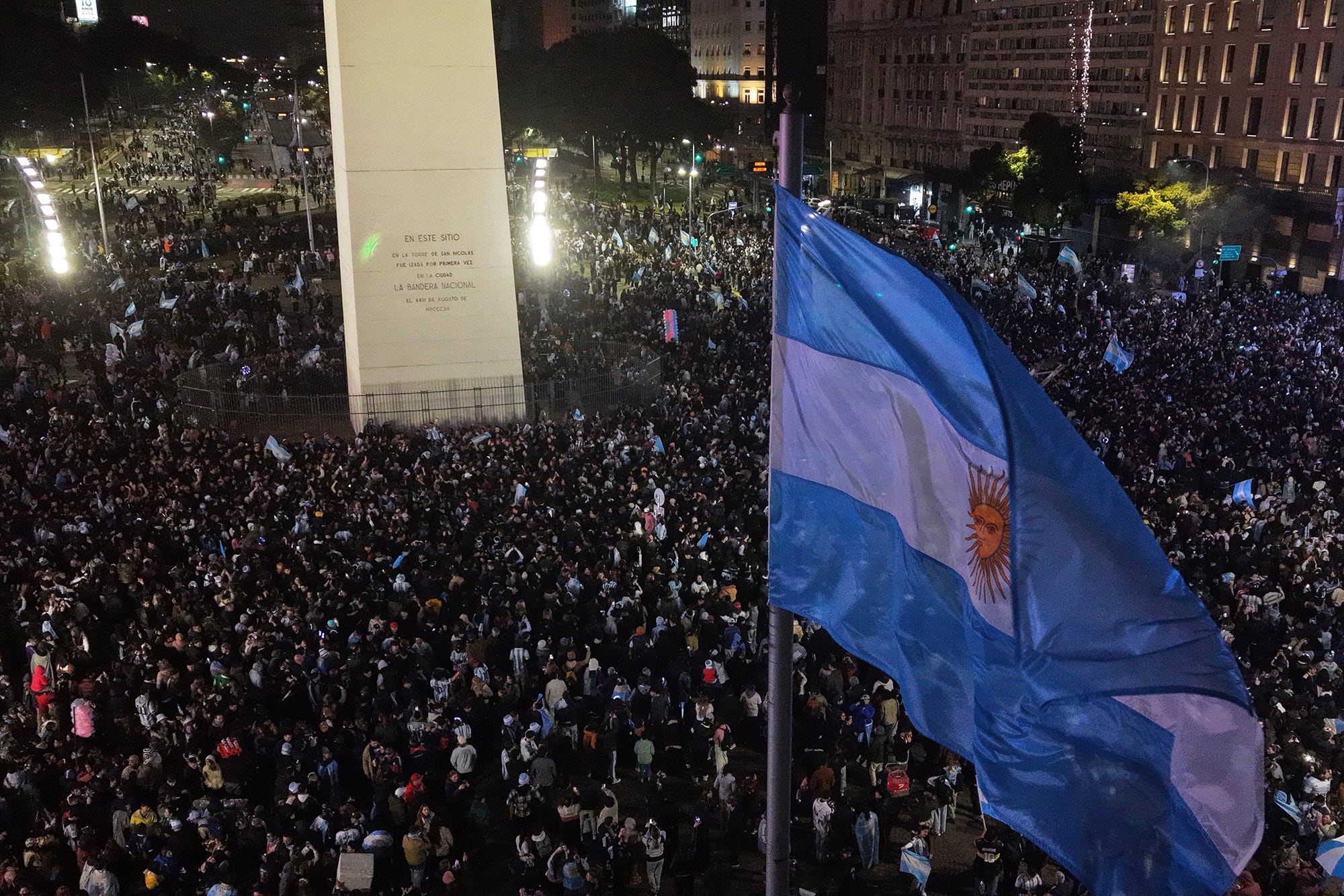 Una multitud de hinchas festeja en el Obelisco el pase de Argentina a la semifinal