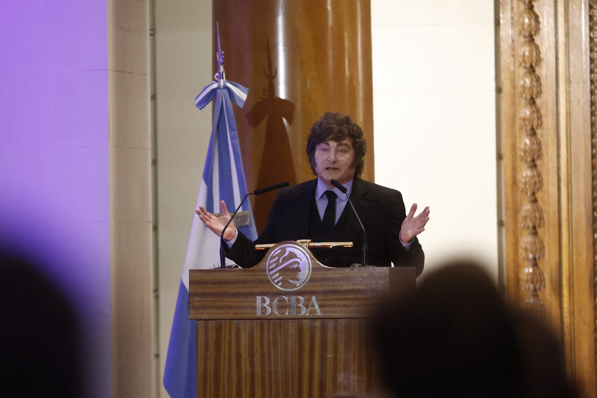 Milei mantuvo un tenso cruce con un espectador en la Bolsa de Comercio: “Tenés una carrera si tanto te gusta hablar, kuka”