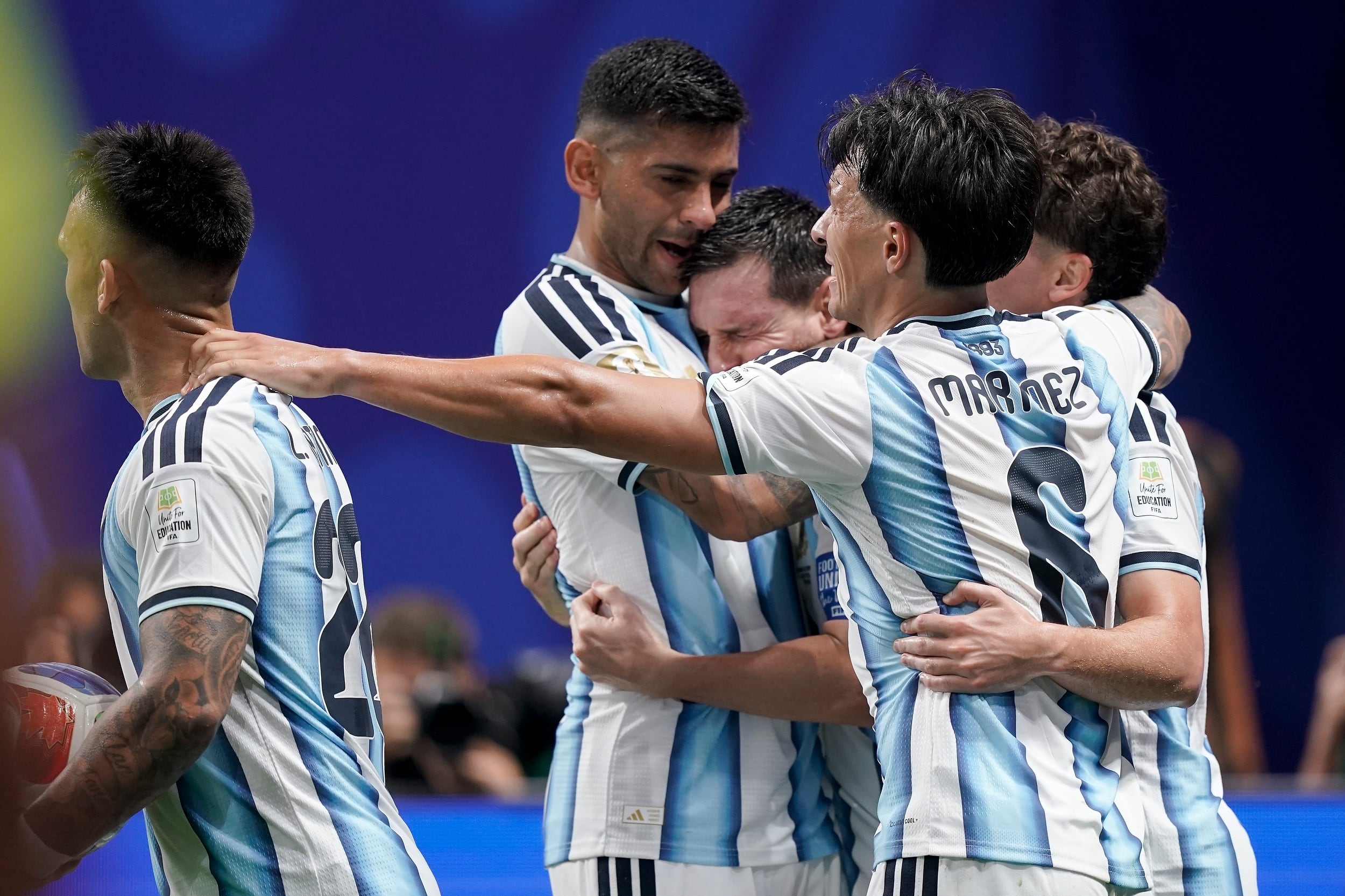 El video del momento en que el plantel celebró con Messi la clasificación a cuartos de final tras el dramático partido con Egipto El video del momento en que el plantel celebró con Messi la clasificación a cuartos de final tras el dramático partido con Egipto