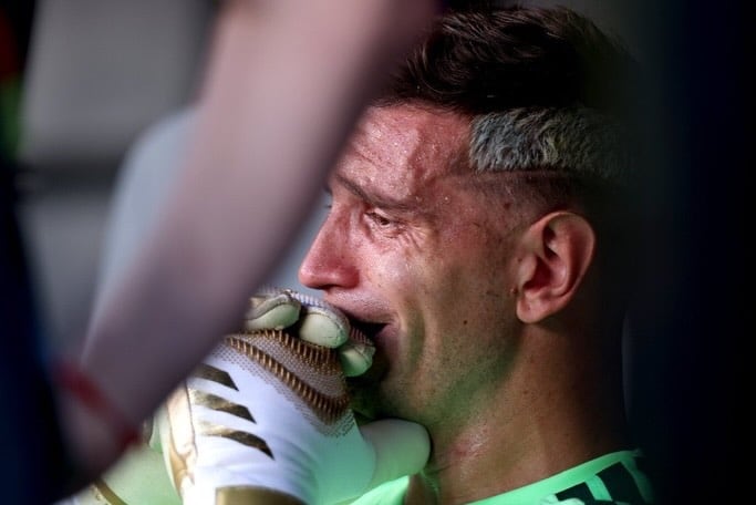 Dibu Martínez pidió disculpas por el resultado de la final contra España y puso en duda su continuidad en la Selección