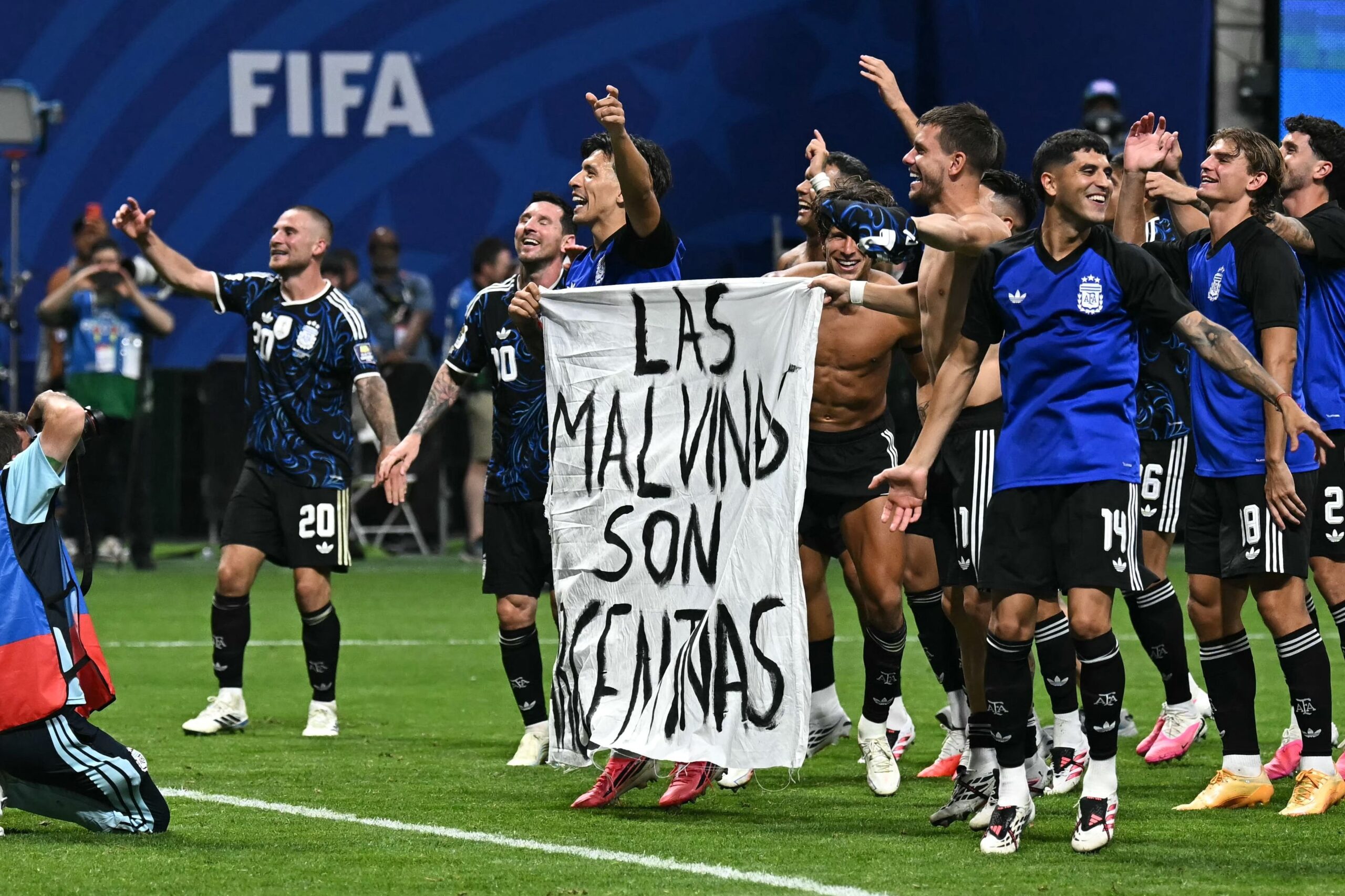 Qué dice el reglamento de la FIFA sobre la bandera de Malvinas que desplegaron los jugadores de Argentina Qué dice el reglamento de la FIFA sobre la bandera de Malvinas que desplegaron los jugadores de Argentina