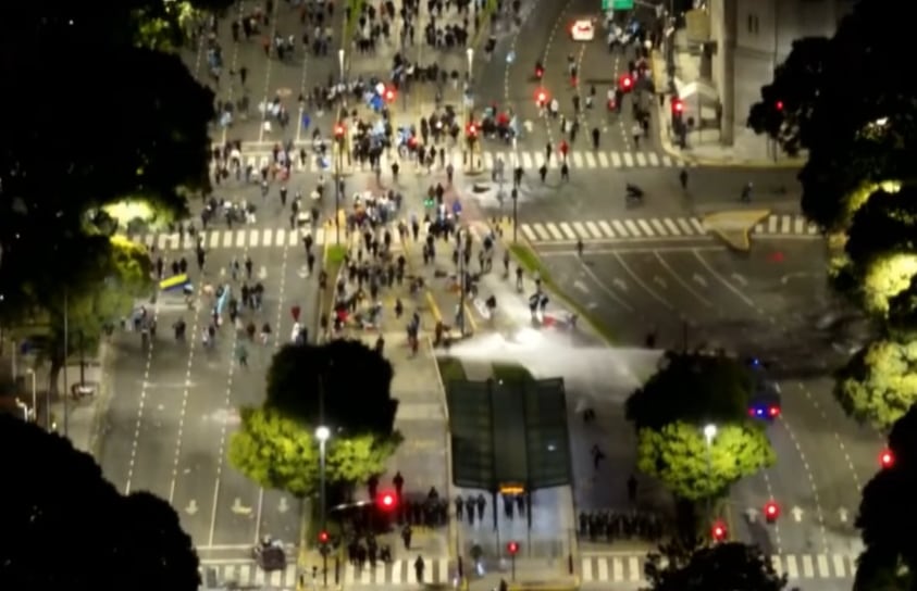 Se produjeron incidentes en el Obelisco tras los festejos en apoyo a la selección: botellazos, piedrazos y corridas