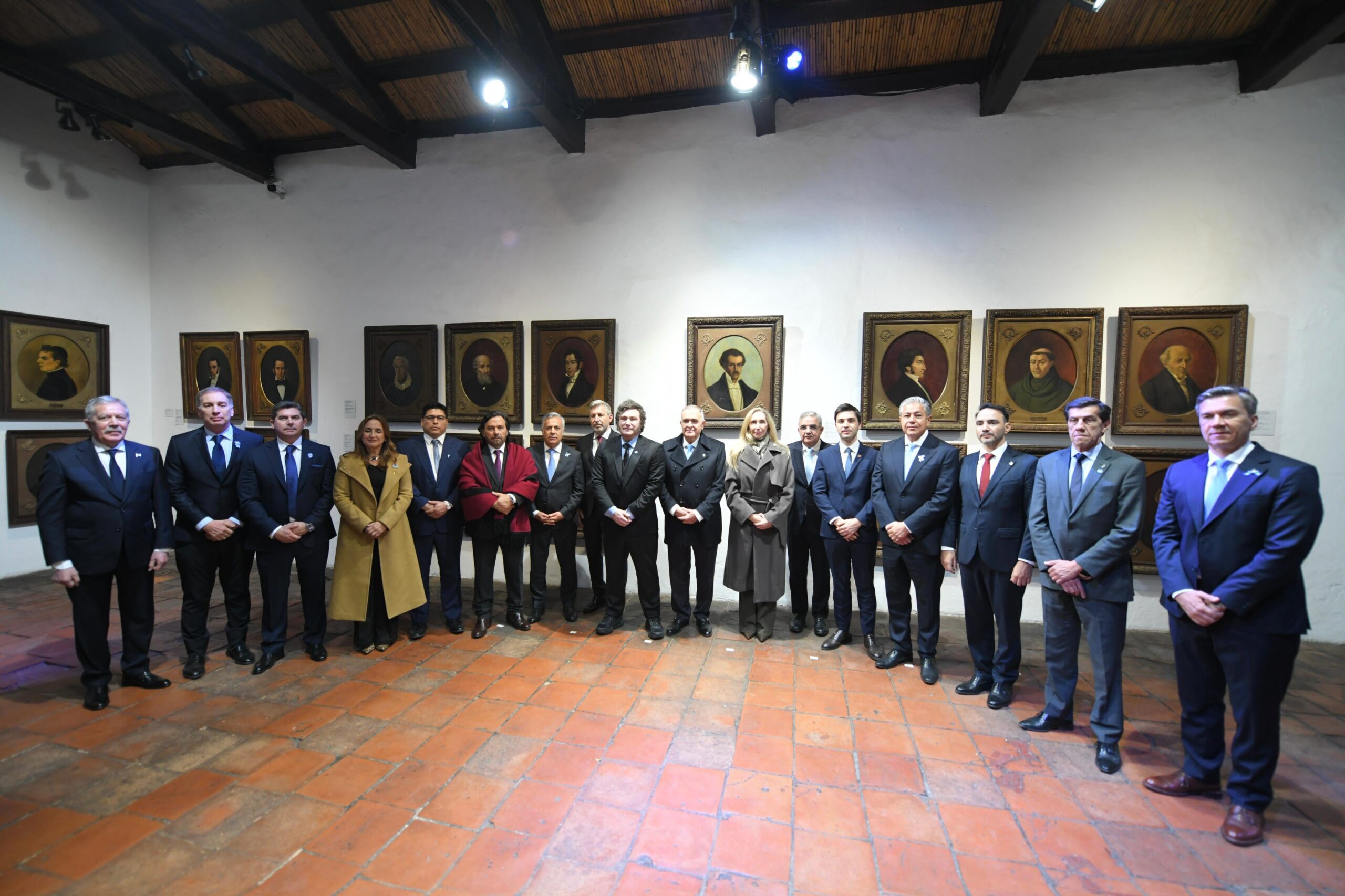 Milei habló en cadena nacional por el aniversario del Día de la Independencia junto a 13 gobernadores en Tucumán Milei habló en cadena nacional por el aniversario del Día de la Independencia junto a 13 gobernadores en Tucumán