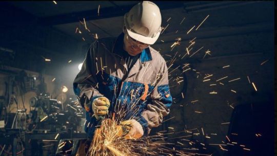 Comercio, industria y construcción: los sectores más golpeados por la sangría de empresas y empleo
