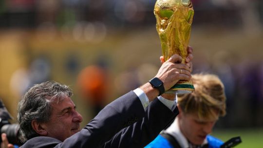 Así fue el ingreso de la Copa del Mundo en la final entre Argentina y España: Kempes e Iniesta protagonizaron un momento histórico Así fue el ingreso de la Copa del Mundo en la final entre Argentina y España: Kempes e Iniesta protagonizaron un momento histórico