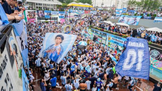 Aviones demorados, autos de alquiler agotados: hinchas argentinos desesperan por llegar al estadio Aviones demorados, autos de alquiler agotados: hinchas argentinos desesperan por llegar al estadio
