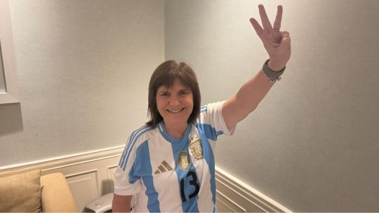 Patricia Bullrich reafirmó su cábala por el 3-2 de Argentina ante Egipto y volvió a publicar la foto que repite en cada victoria Patricia Bullrich reafirmó su cábala por el 3-2 de Argentina ante Egipto y volvió a publicar la foto que repite en cada victoria