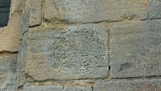 Mitos caídos: la verdad detrás de las misteriosas "marcas de brujas" en los edificios antiguos de Inglaterra Mitos caídos: la verdad detrás de las misteriosas "marcas de brujas" en los edificios antiguos de Inglaterra